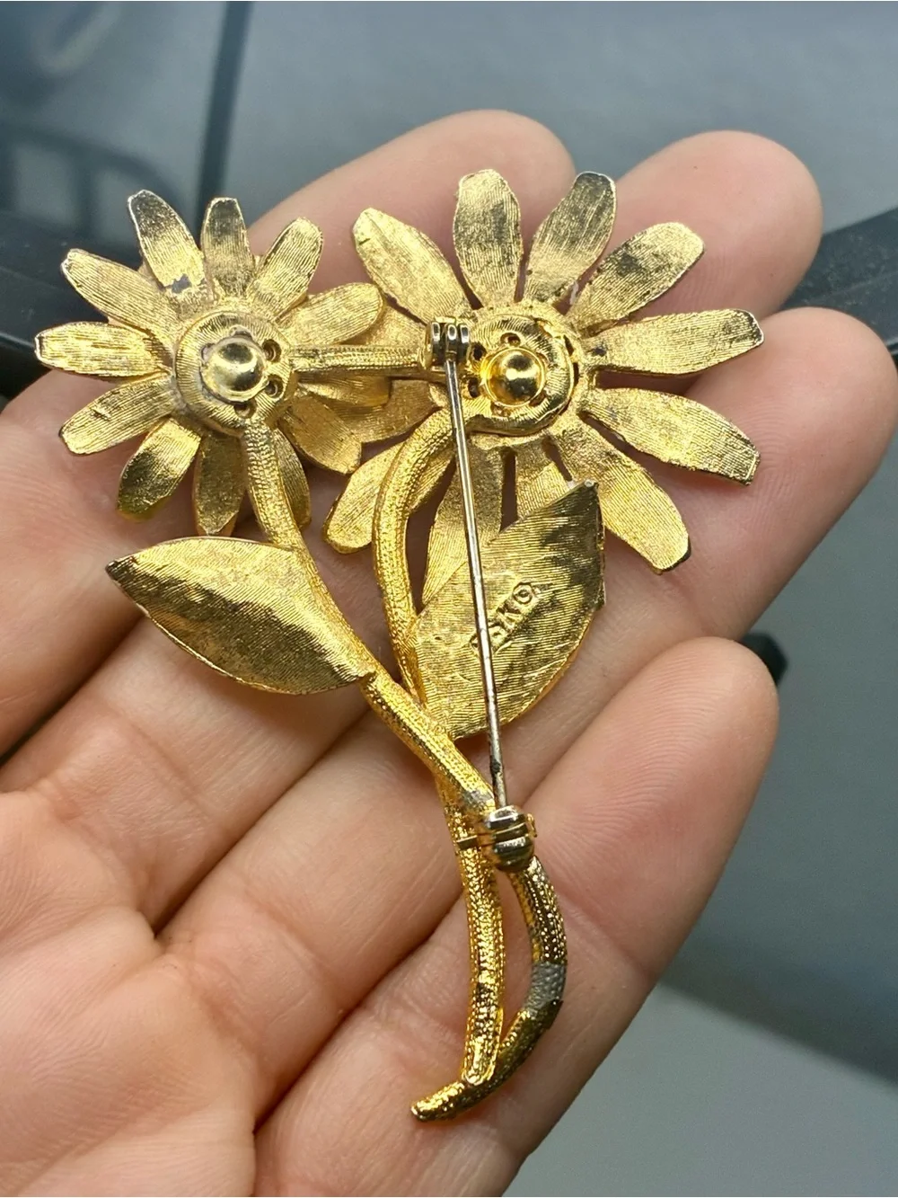 Retro Gold-Tone White Daisy Flower Brooch with Green Enamel Leaves MCM Hippie